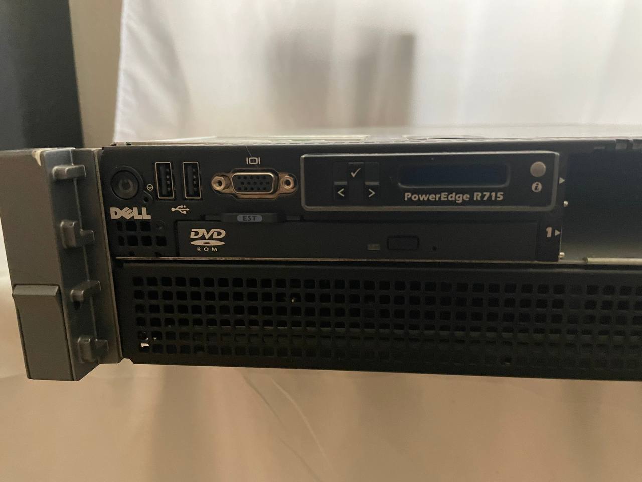 Dell PowerEdge R715 2x AMD Opteron 6174 12-Core 4GB RAM ECC 2X 750W PSU